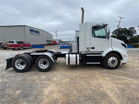 2019 VOLVO VNR64T300 - Old River