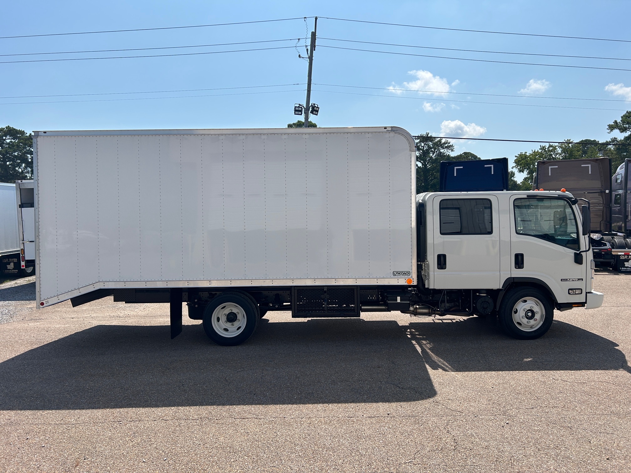 18' Vanscaper Crew Cab - 2024 ISUZU NPR HD + 6.6L V8 GAS BURNER - image 4 of 6