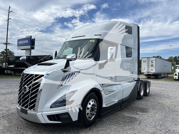 2025 VOLVO VNL64T860 - image 1 of 6