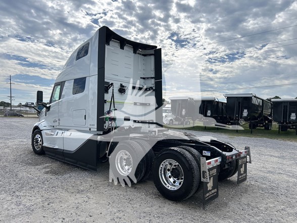 2025 VOLVO VNL64T860 - image 3 of 6