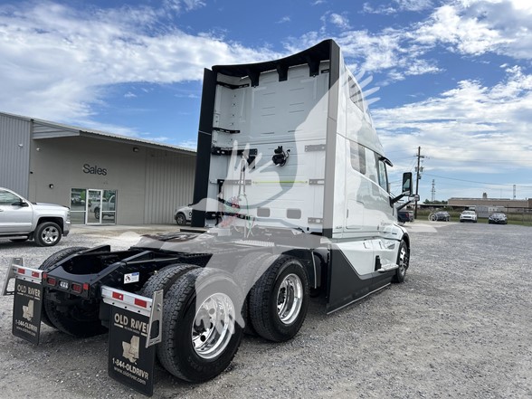 2025 VOLVO VNL64T860 - image 4 of 6