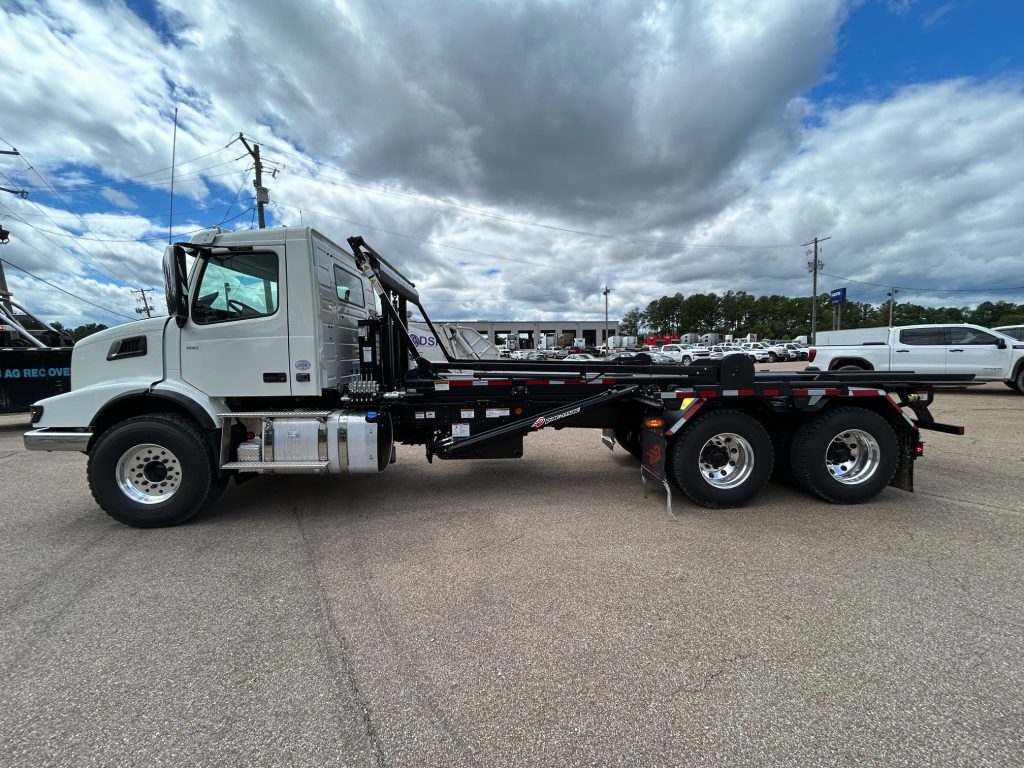 2025 Volvo VHD64B300 SN664572+ Pac-Mac 60K Roll-Off - Old River