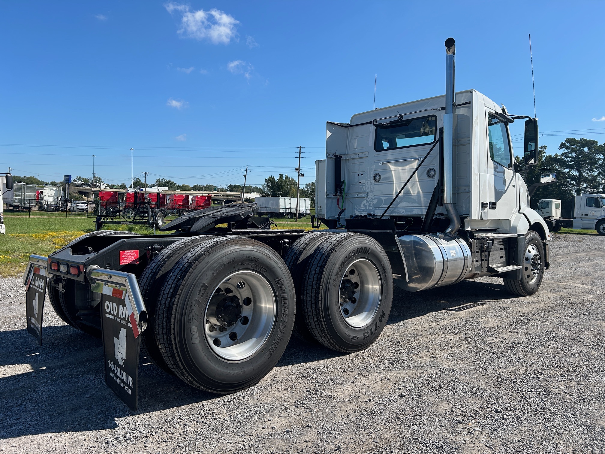 2025 Volvo VNL 300 SN685389 Fuel Hauler spec - image 4 of 6