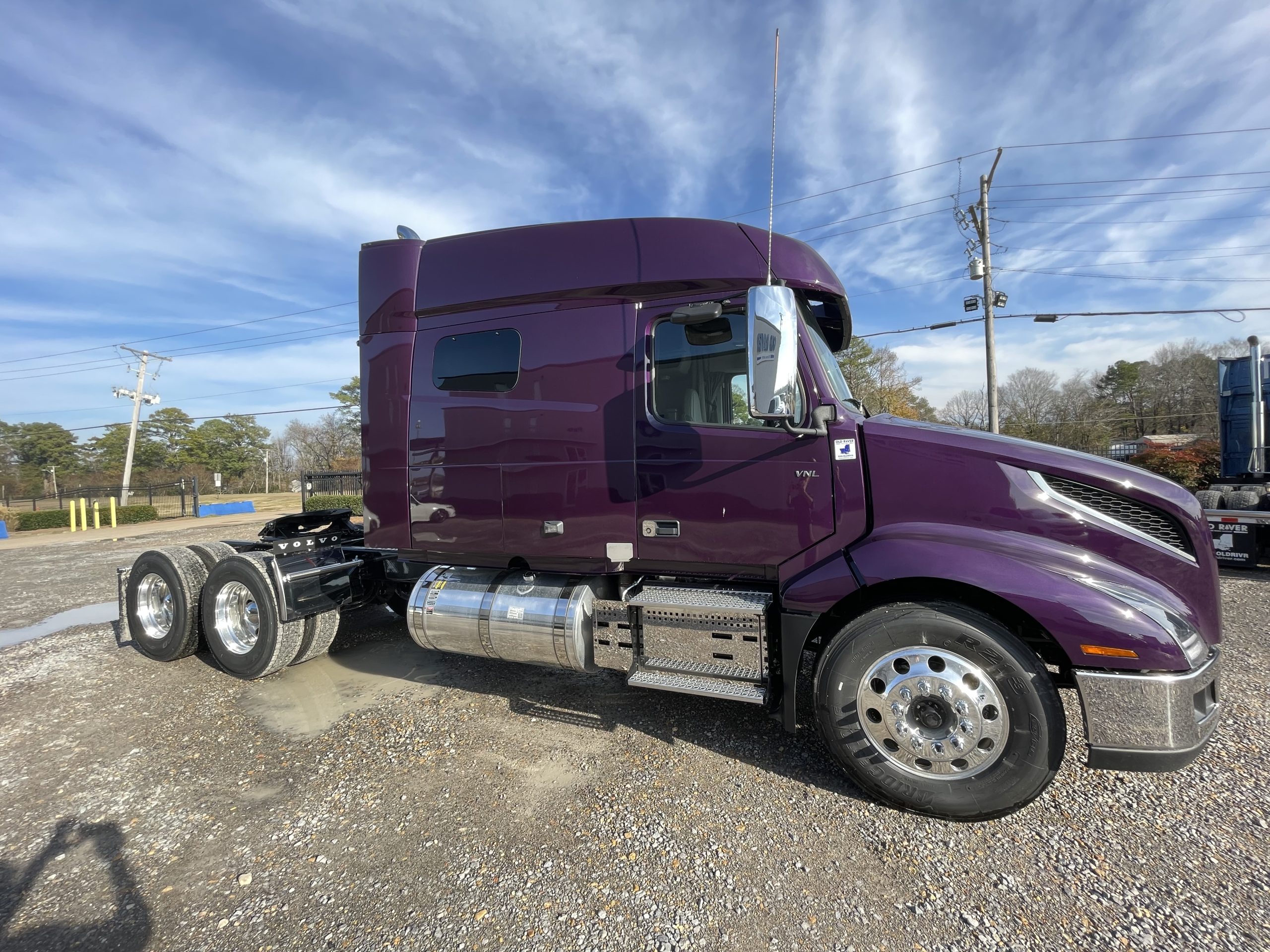 2025 VOLVO VNL64T740  N691721 - image 1 of 6