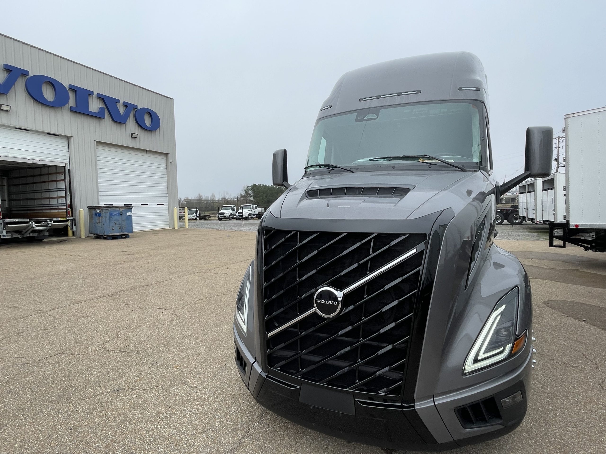 2025 VOLVO VNL 860 EDGE BLACK N689513 - image 2 of 6