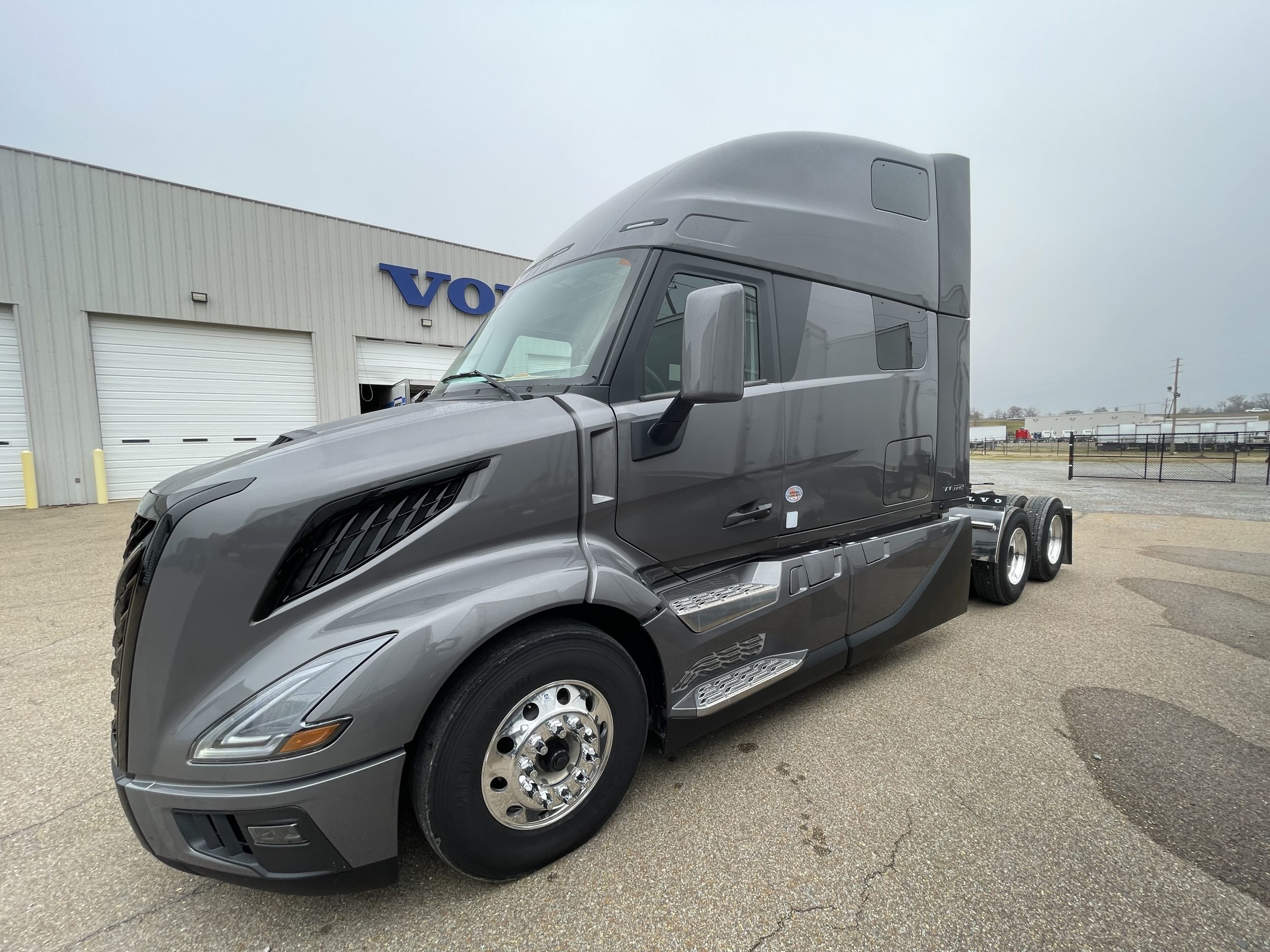 2025 VOLVO VNL 860 EDGE BLACK N689513 - image 1 of 6