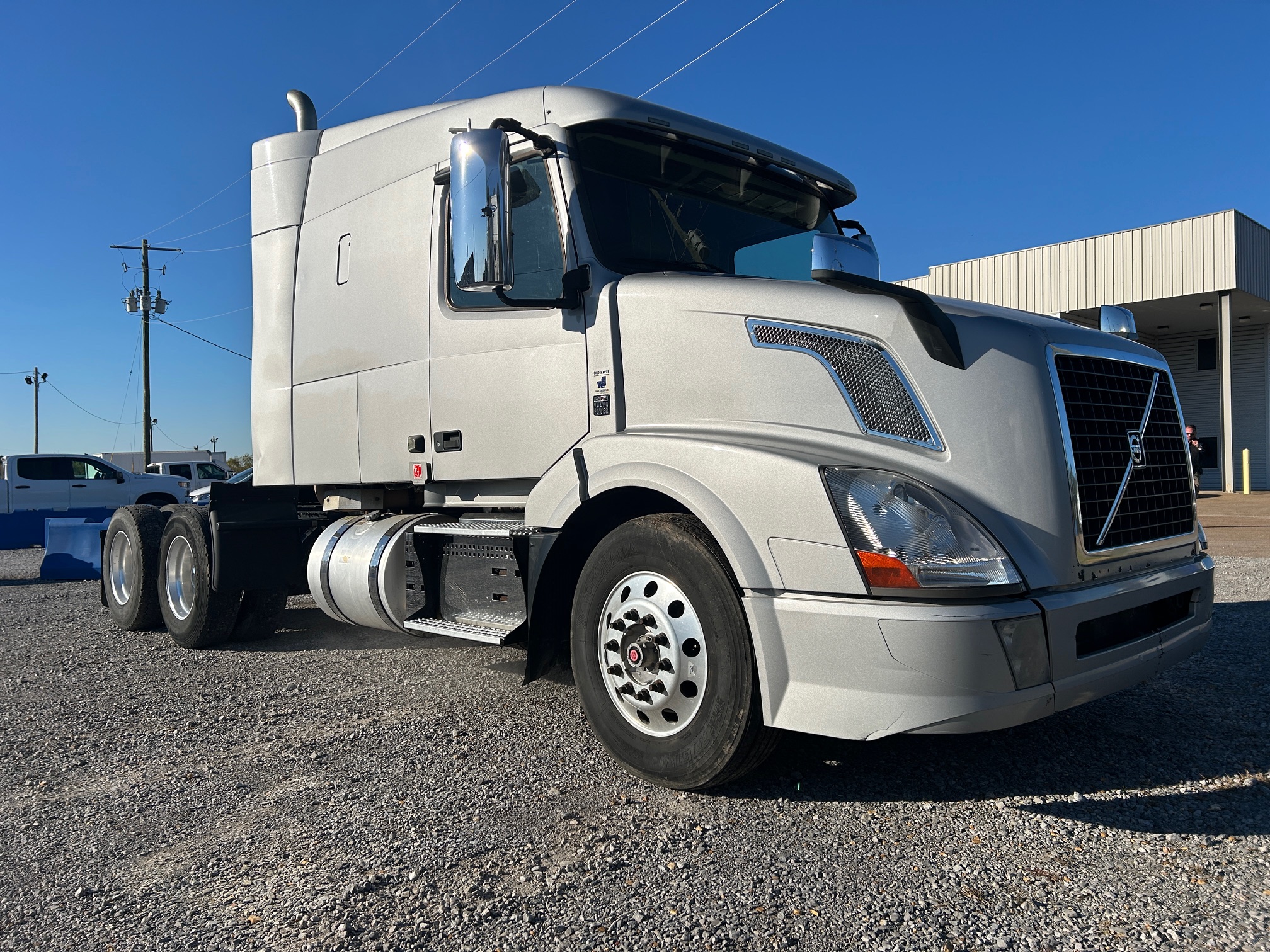 2018 Volvo VNL 630 4V4NC9EH8JN893351 720,704 MI. - image 2 of 6