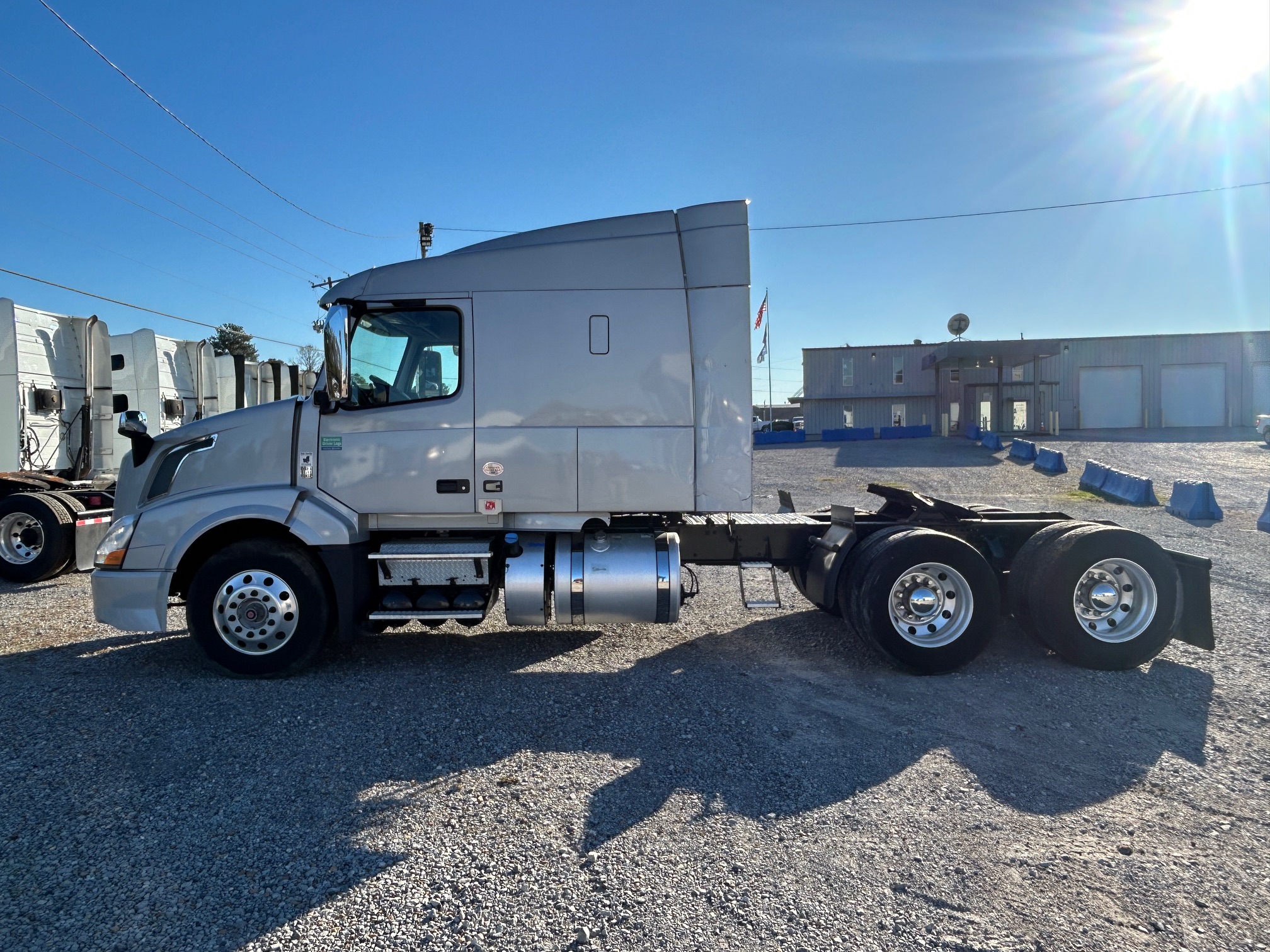 2018 Volvo VNL 630 4V4NC9EH8JN893351 720,704 MI. - image 3 of 6