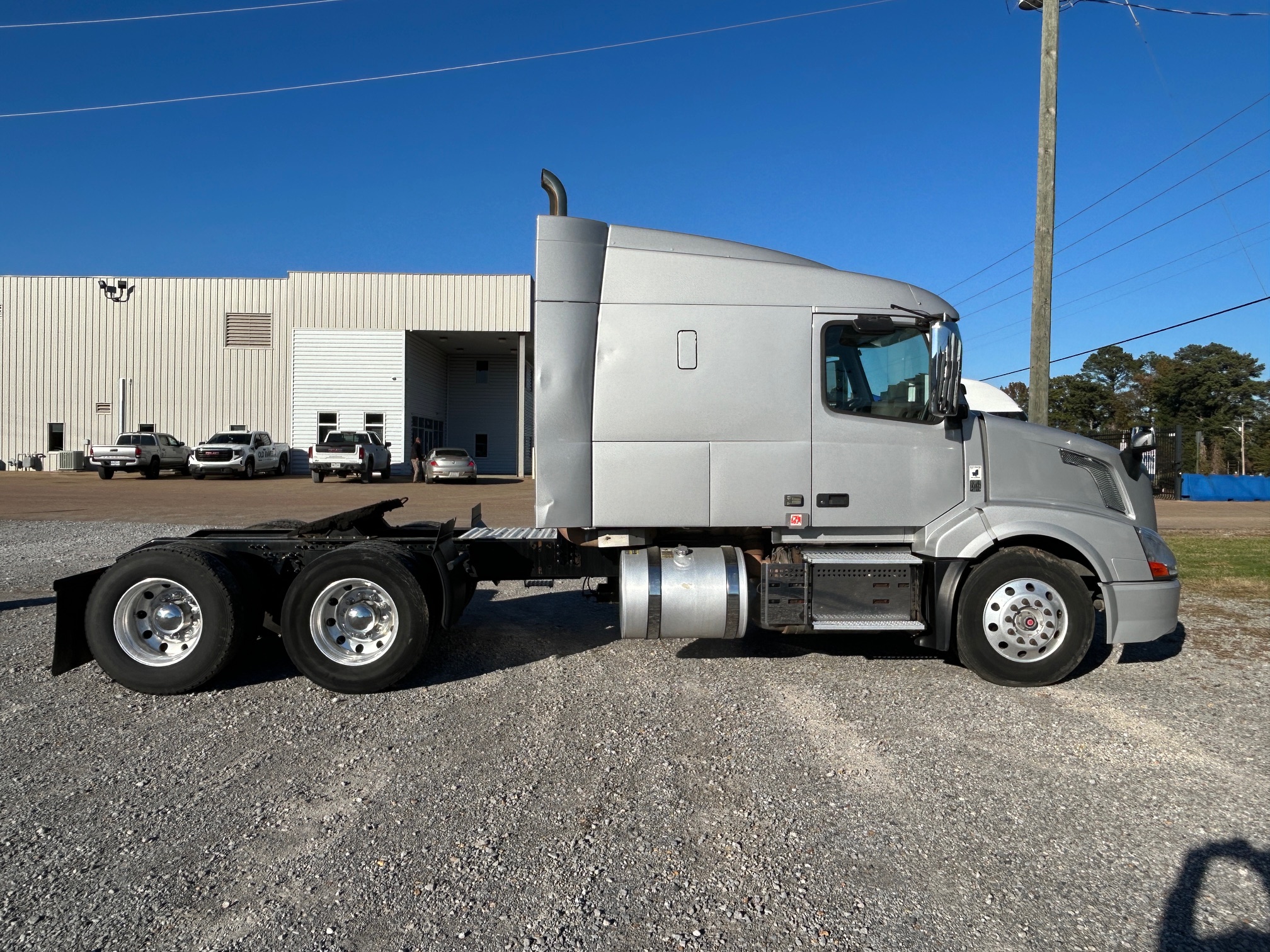 2018 Volvo VNL 630 4V4NC9EH8JN893351 720,704 MI. - image 4 of 6