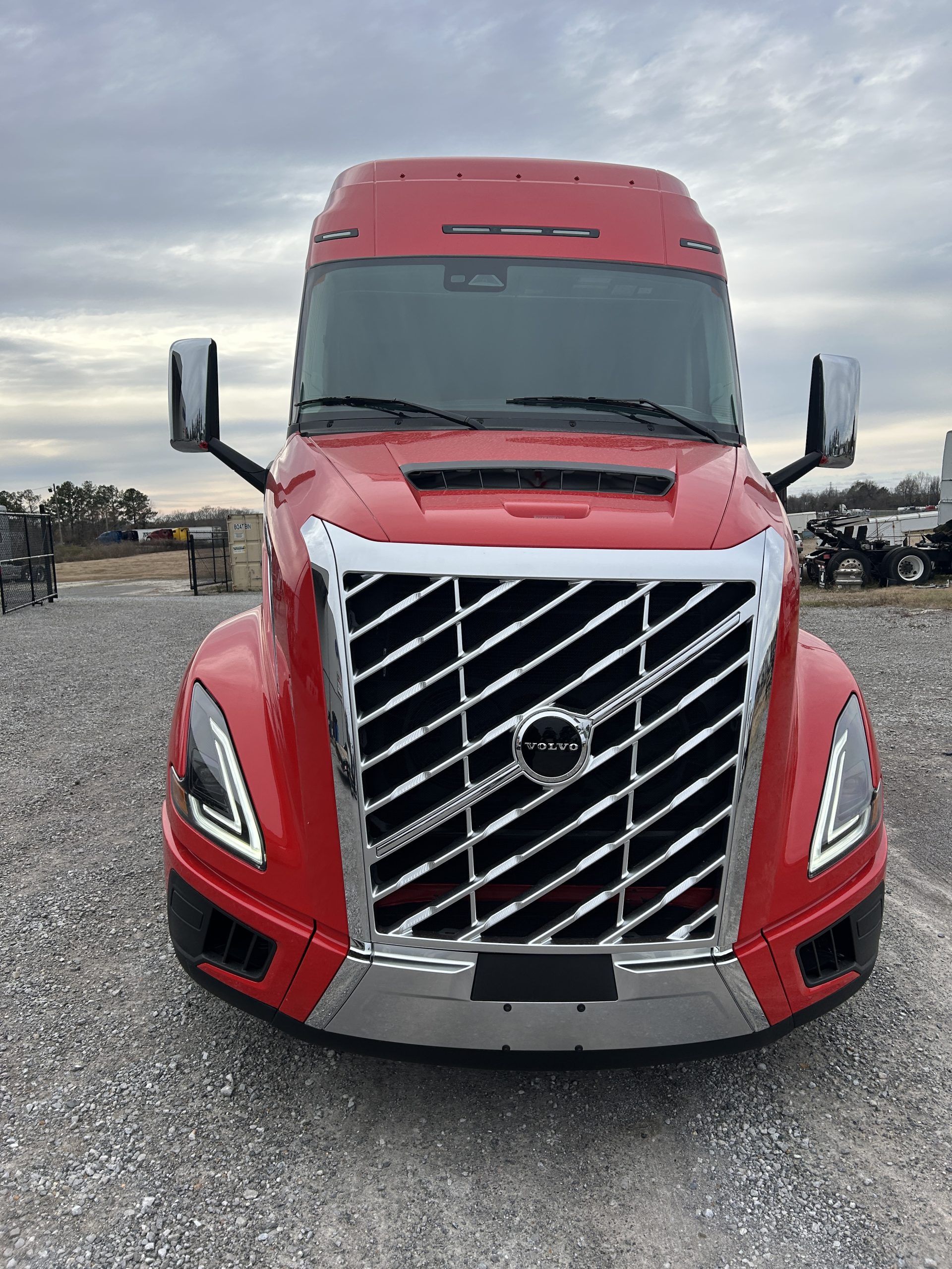 2025 VOLVO VNL 840 ULTIMATE SN692932 - image 2 of 6