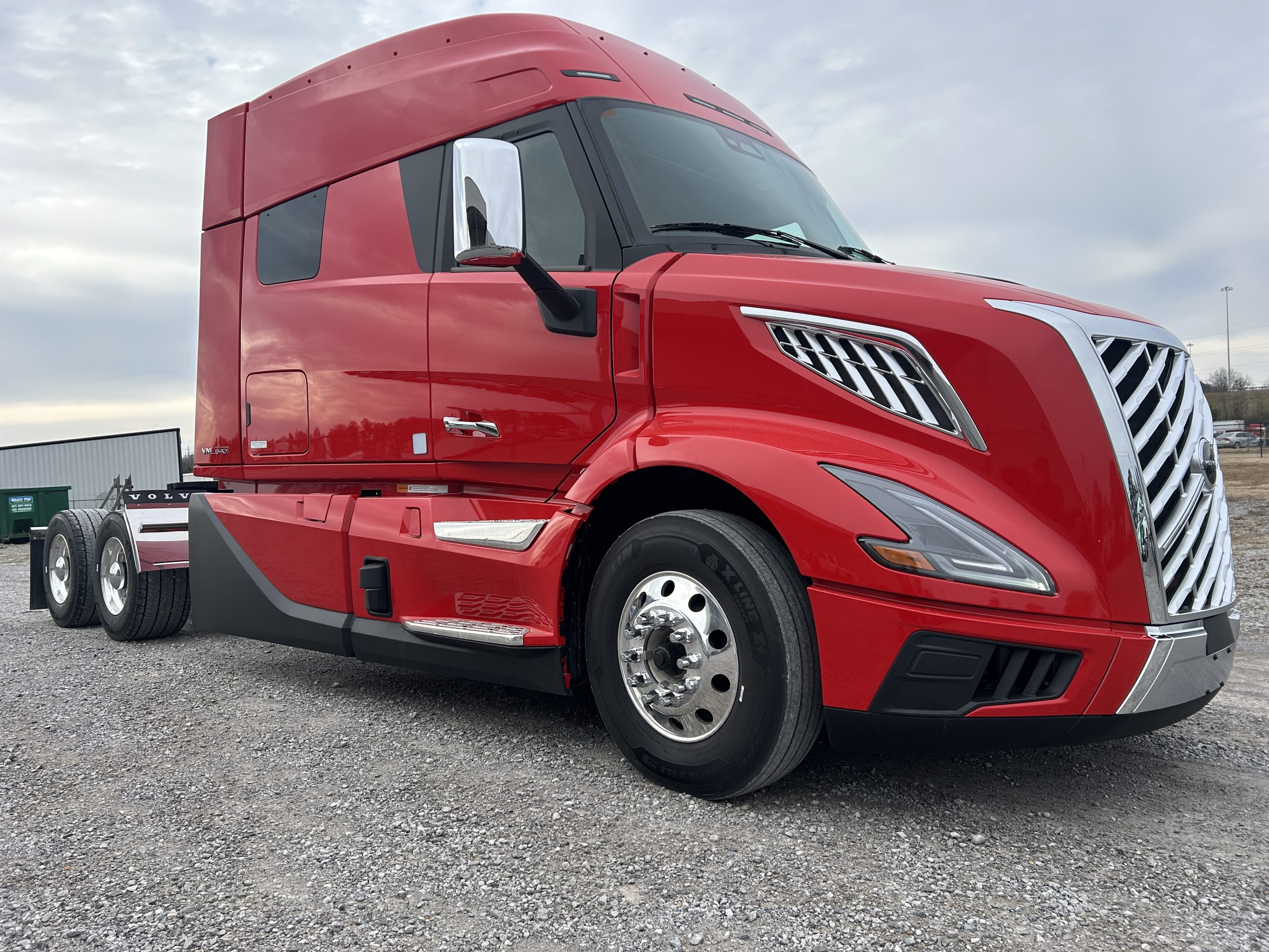 2025 VOLVO VNL 840 ULTIMATE SN692932 - image 3 of 6