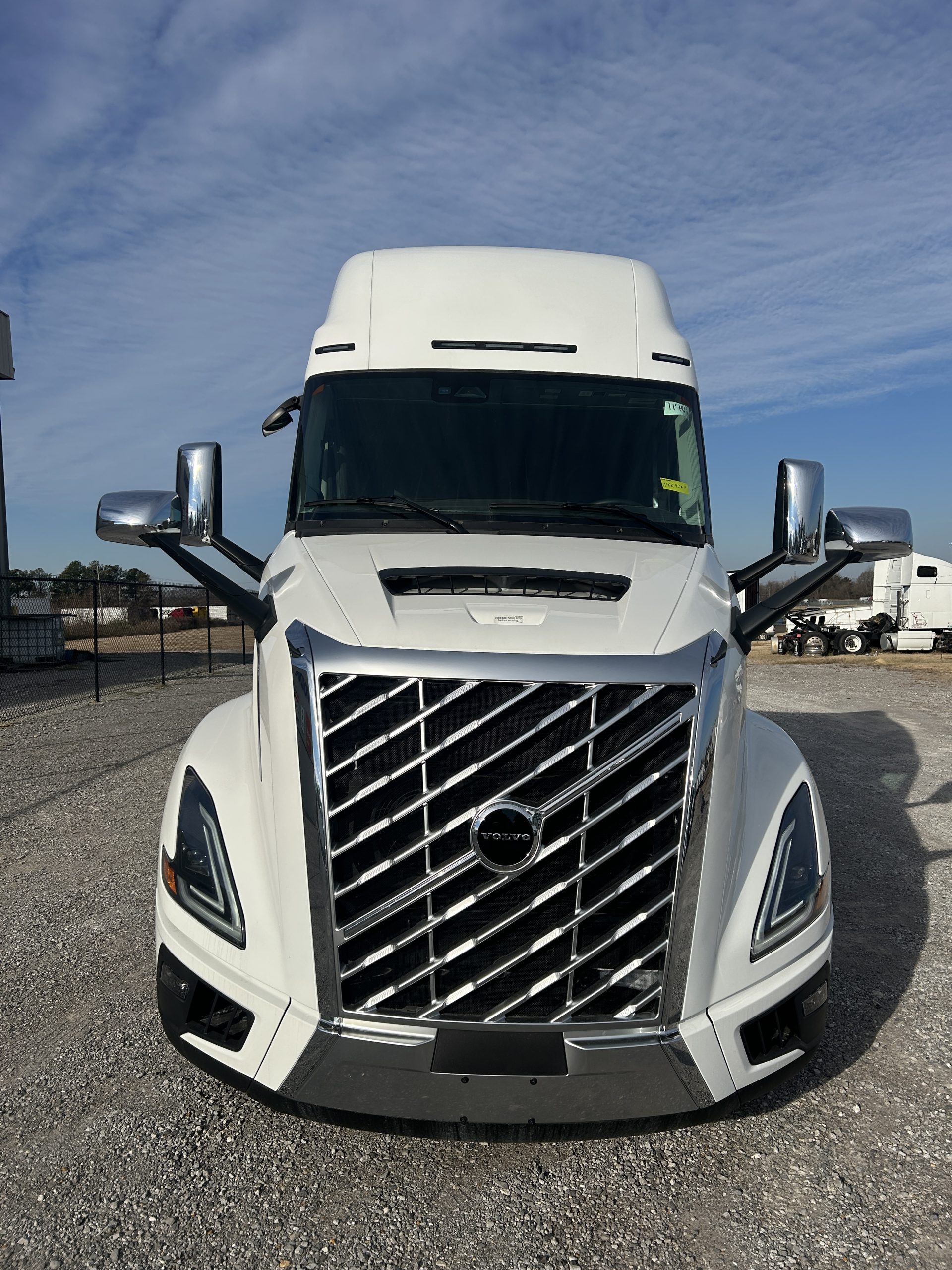 2025 Volvo VNL 860 Ultimate SN664264 - image 2 of 6