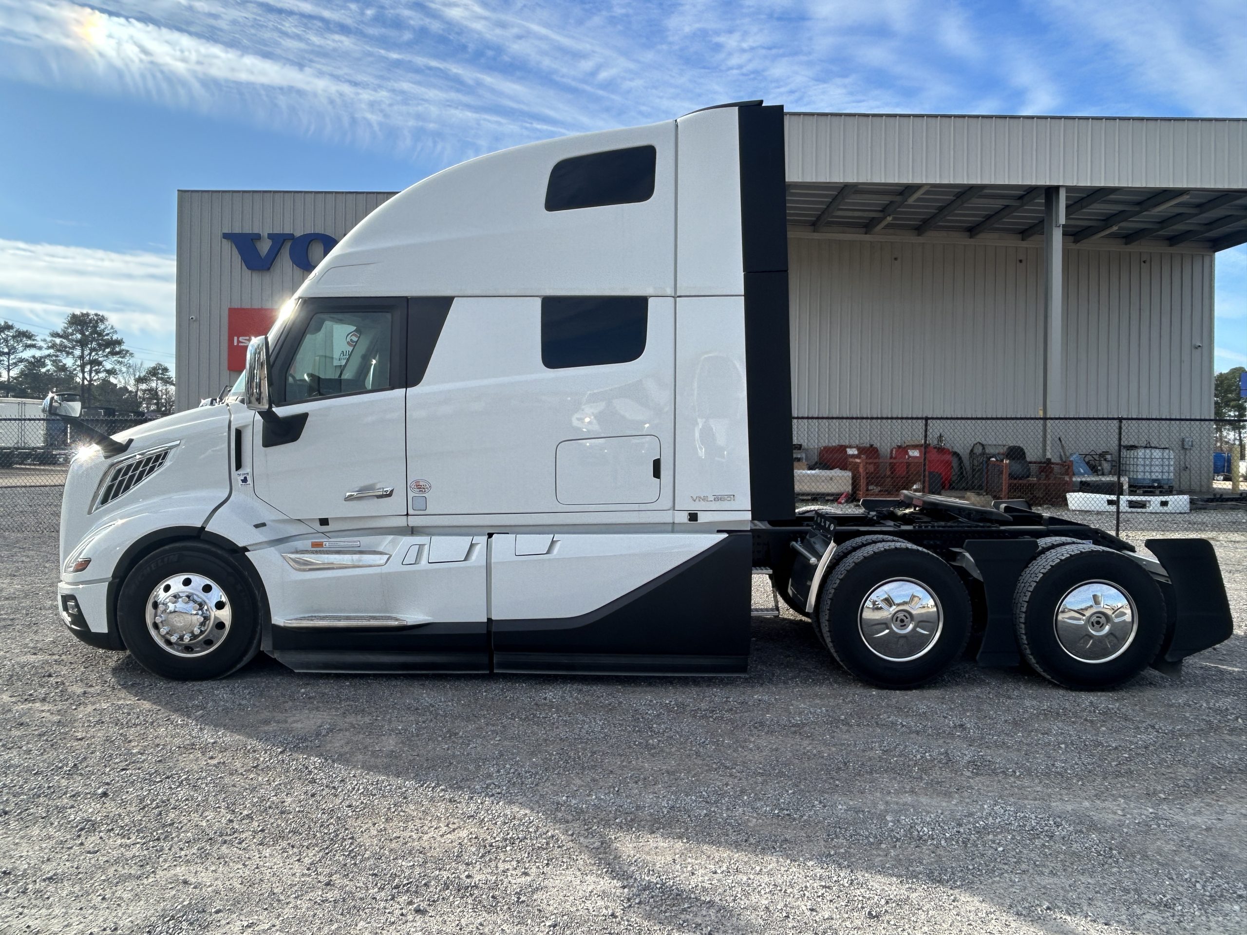 2025 Volvo VNL 860 Ultimate SN664264 - image 5 of 6