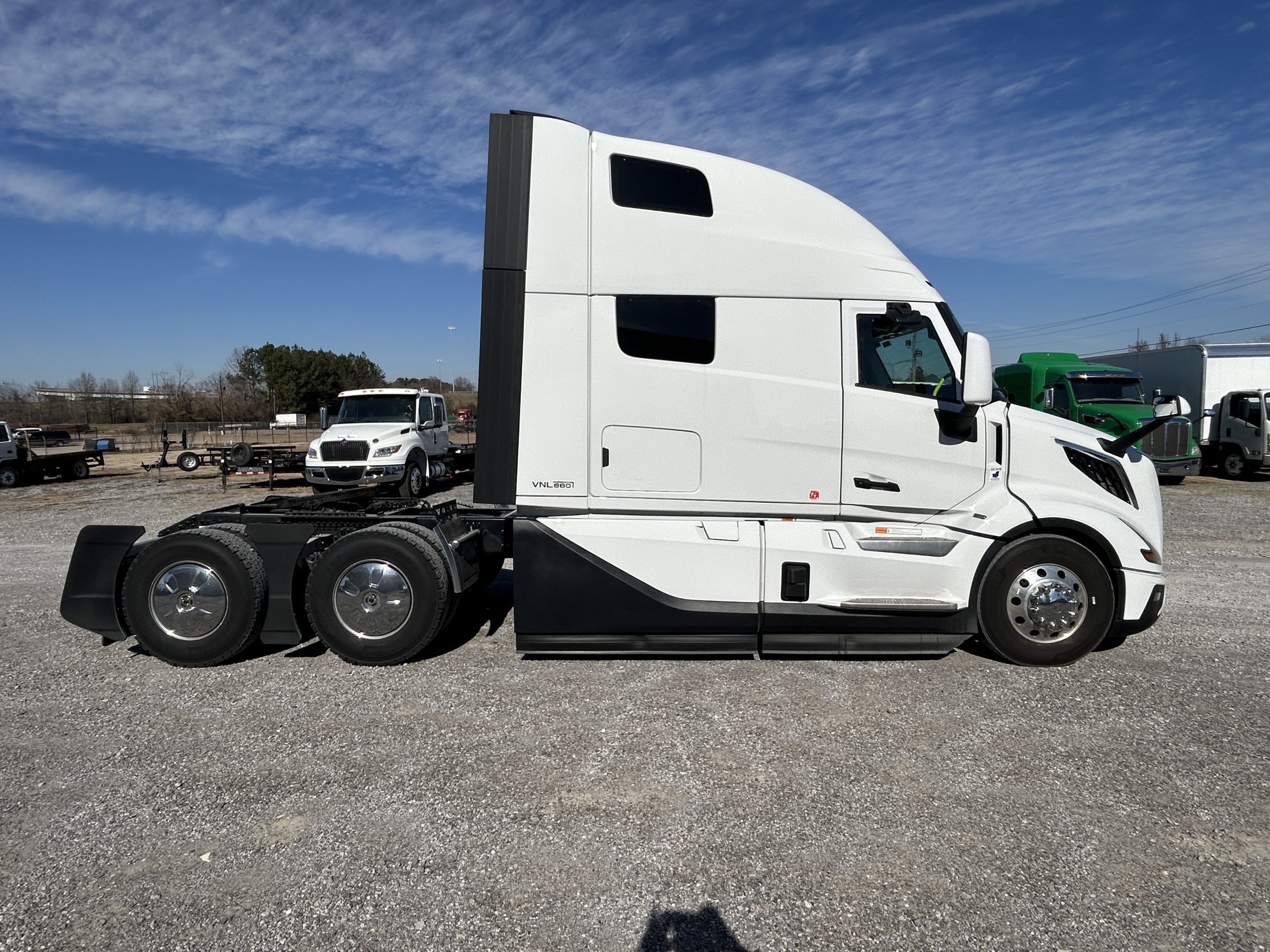 2025 Volvo VNL 860 Edge SN664303 - image 4 of 6