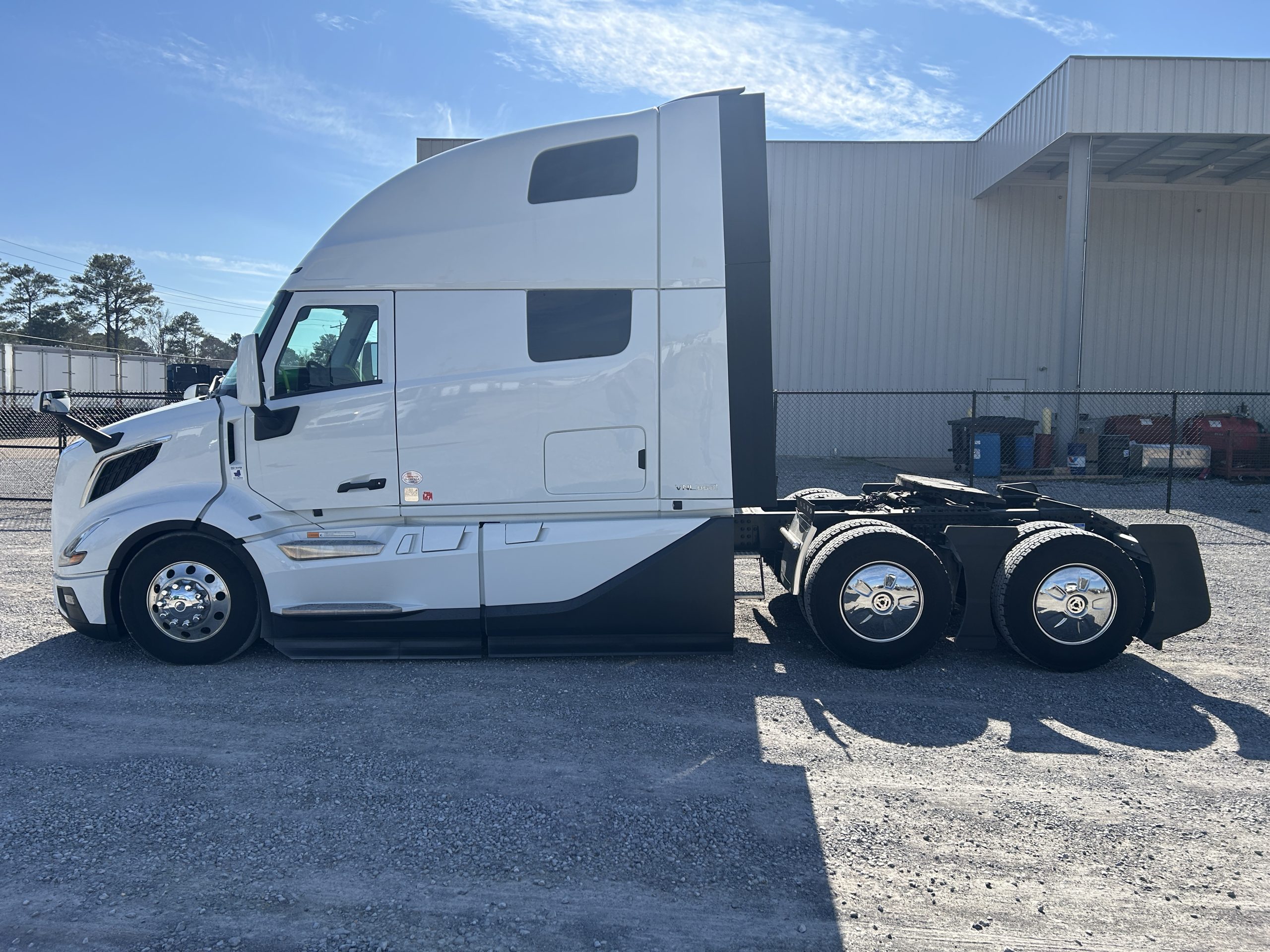 2025 Volvo VNL 860 Edge SN664303 - image 5 of 6