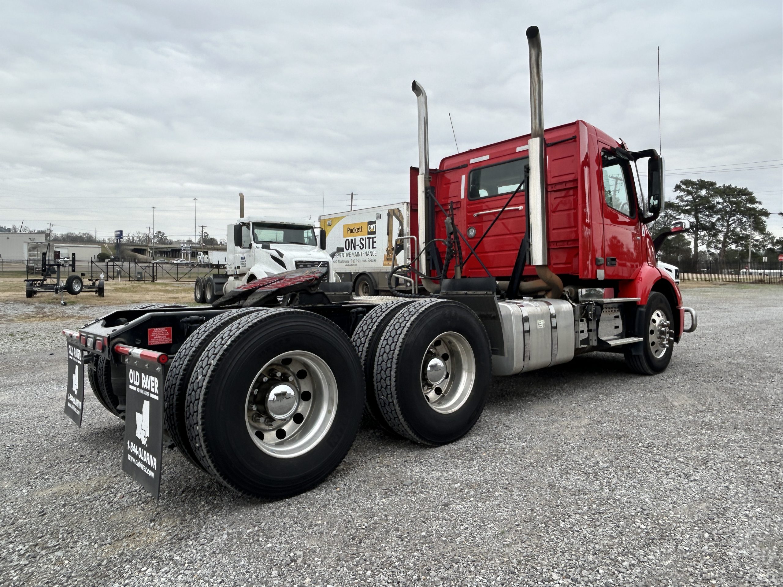 2020 Volvo VNR 300 LN270274 Fuel Hauler spec 400K mi. - image 4 of 6