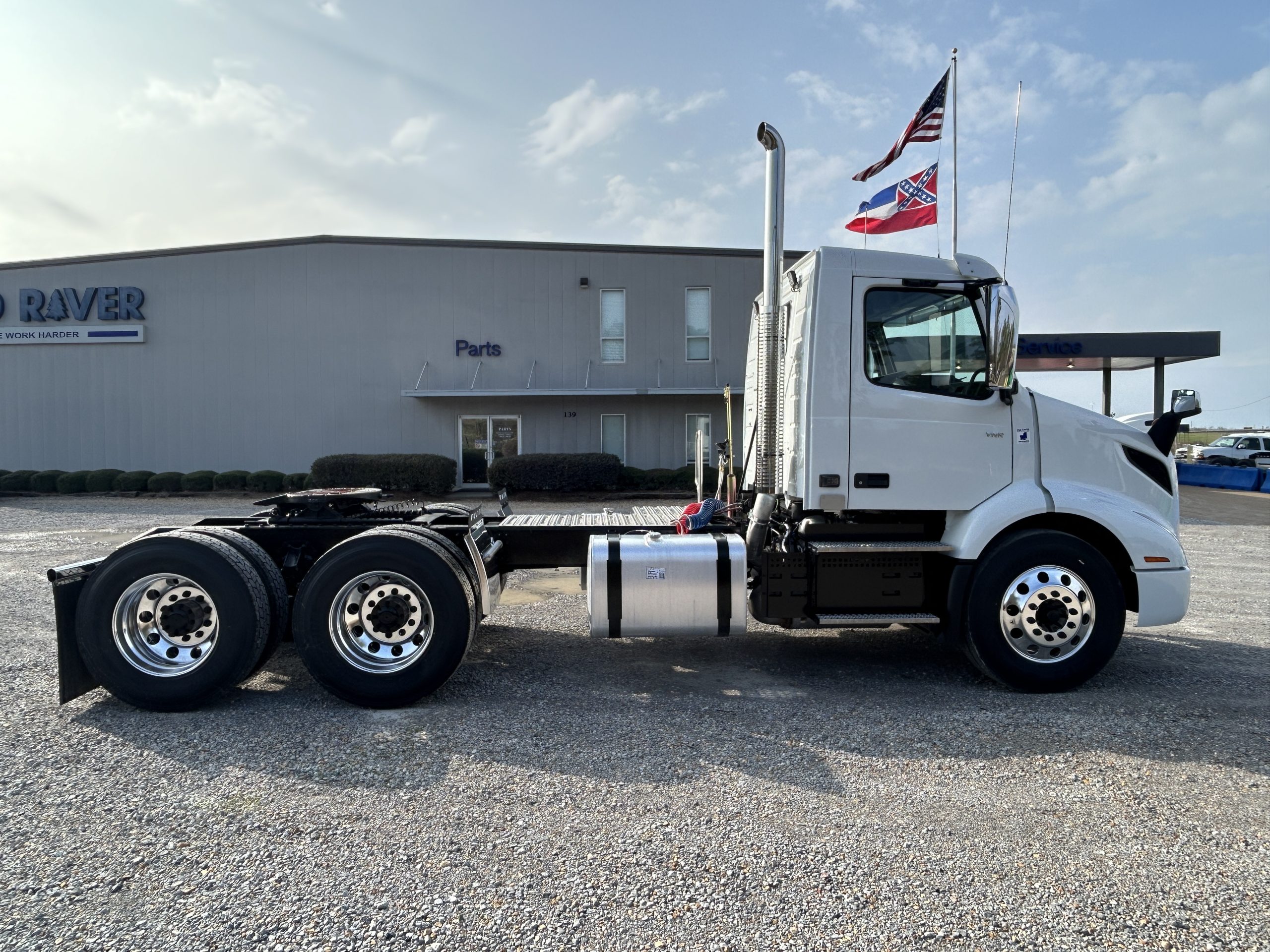 2026 Volvo VNR 300 Day Cabs - Fleet of 5 Available - image 3 of 6