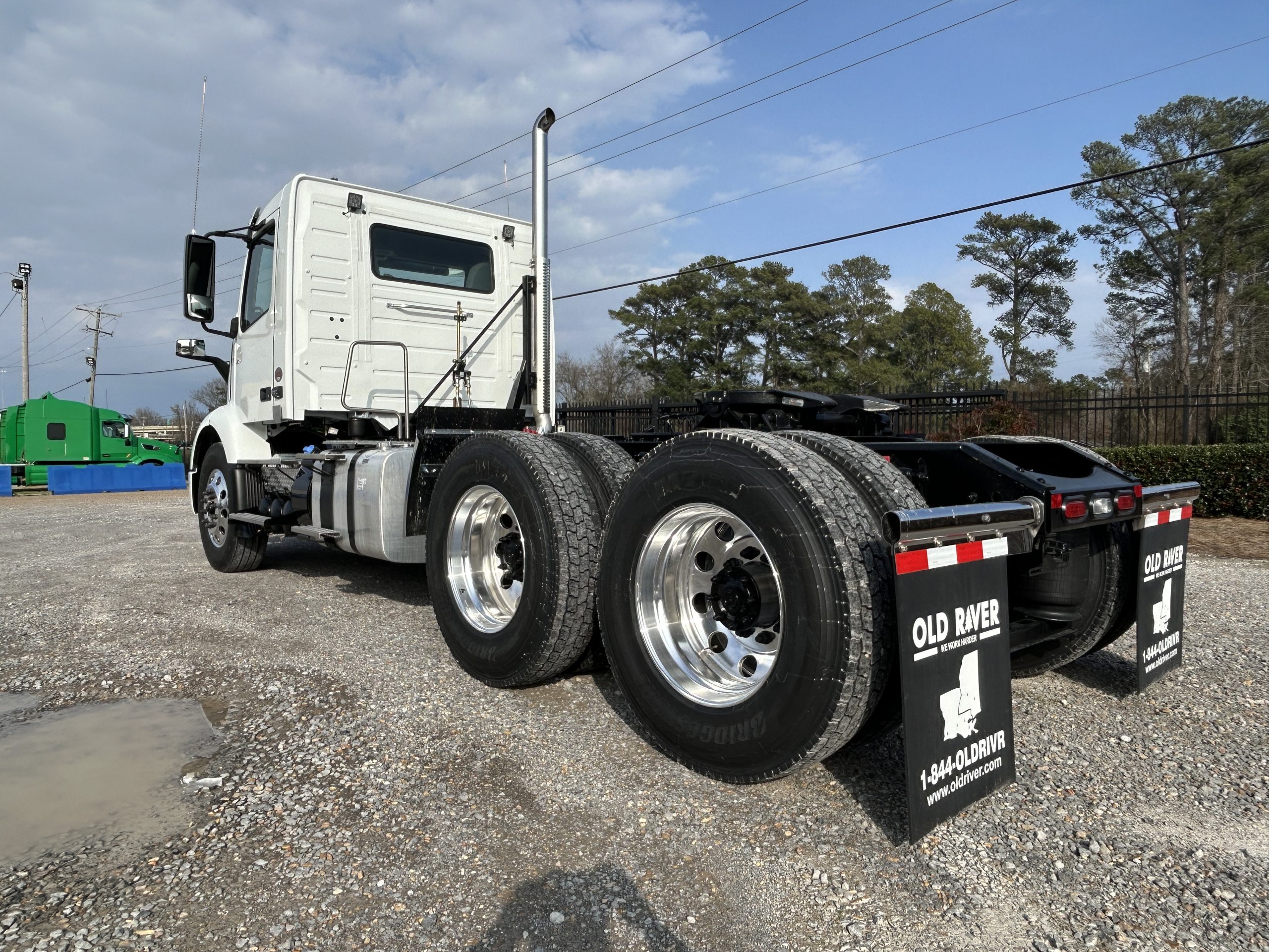 2026 Volvo VNR 300 Day Cabs - Fleet of 5 Available - image 5 of 6