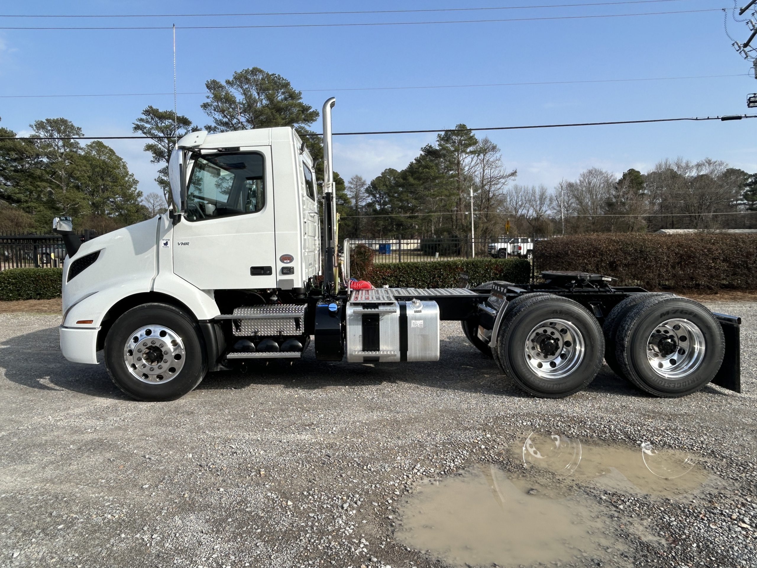 2026 Volvo VNR 300 Day Cabs - Fleet of 5 Available - image 4 of 6