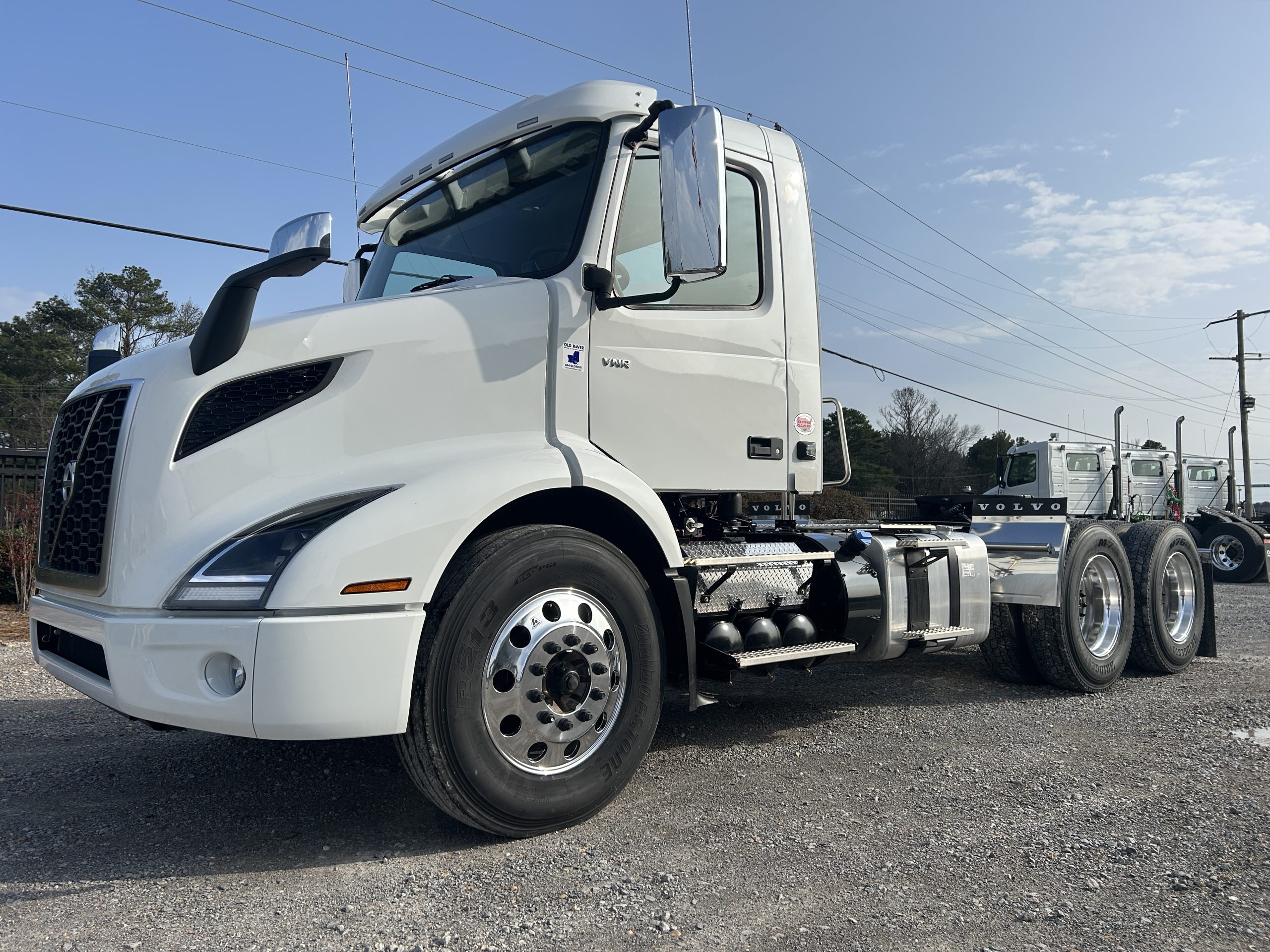 2026 Volvo VNR 300 Day Cabs - Fleet of 5 Available - image 1 of 6