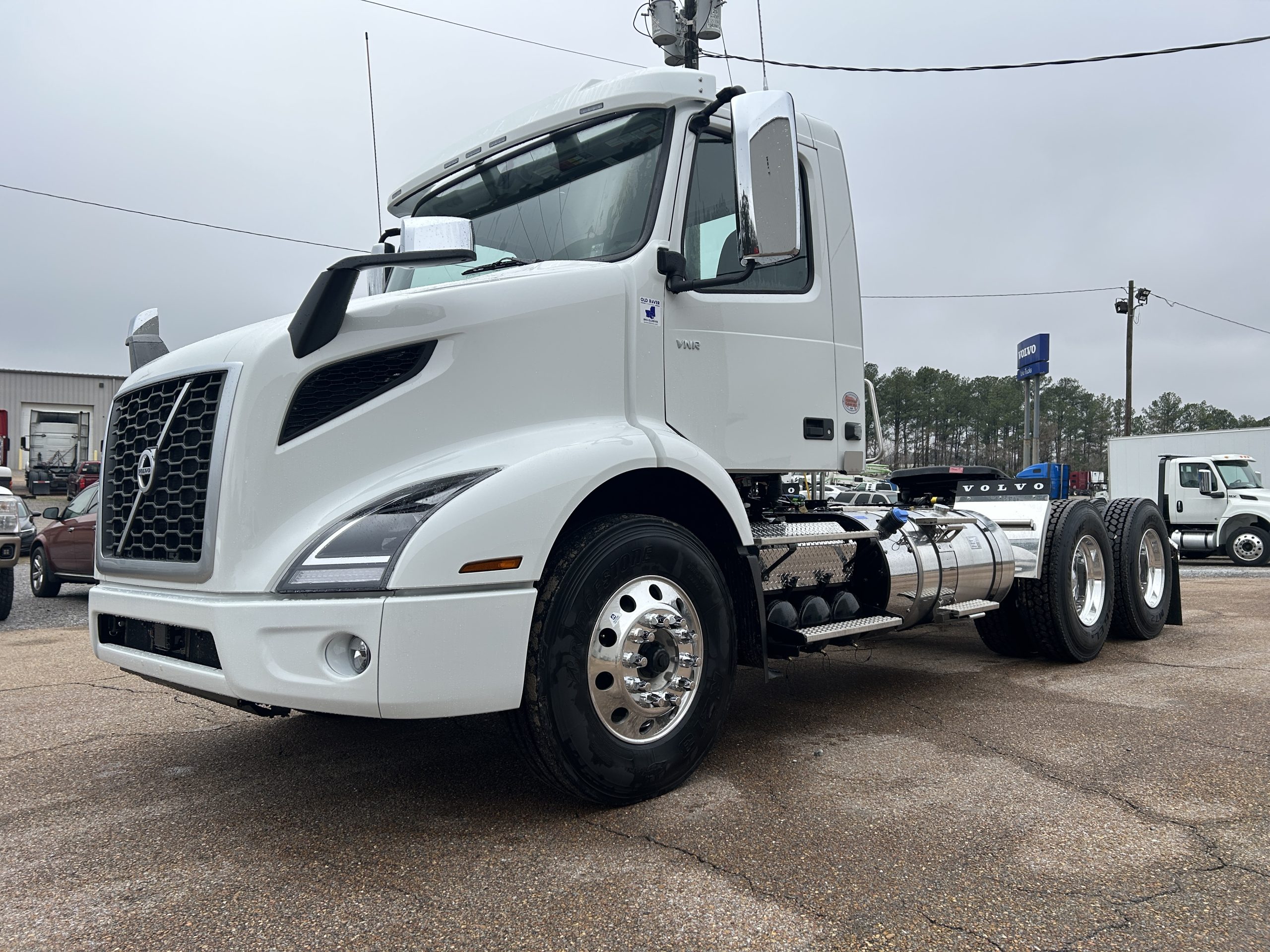 2026 Volvo VNR 300 Day Cabs - Fleet of 5 Available - image 1 of 6