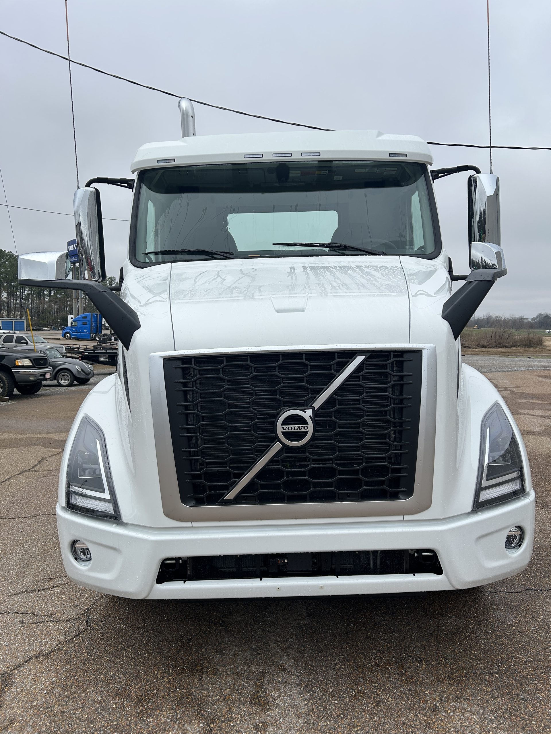 2026 Volvo VNR 300 Day Cabs - Fleet of 5 Available - image 2 of 6