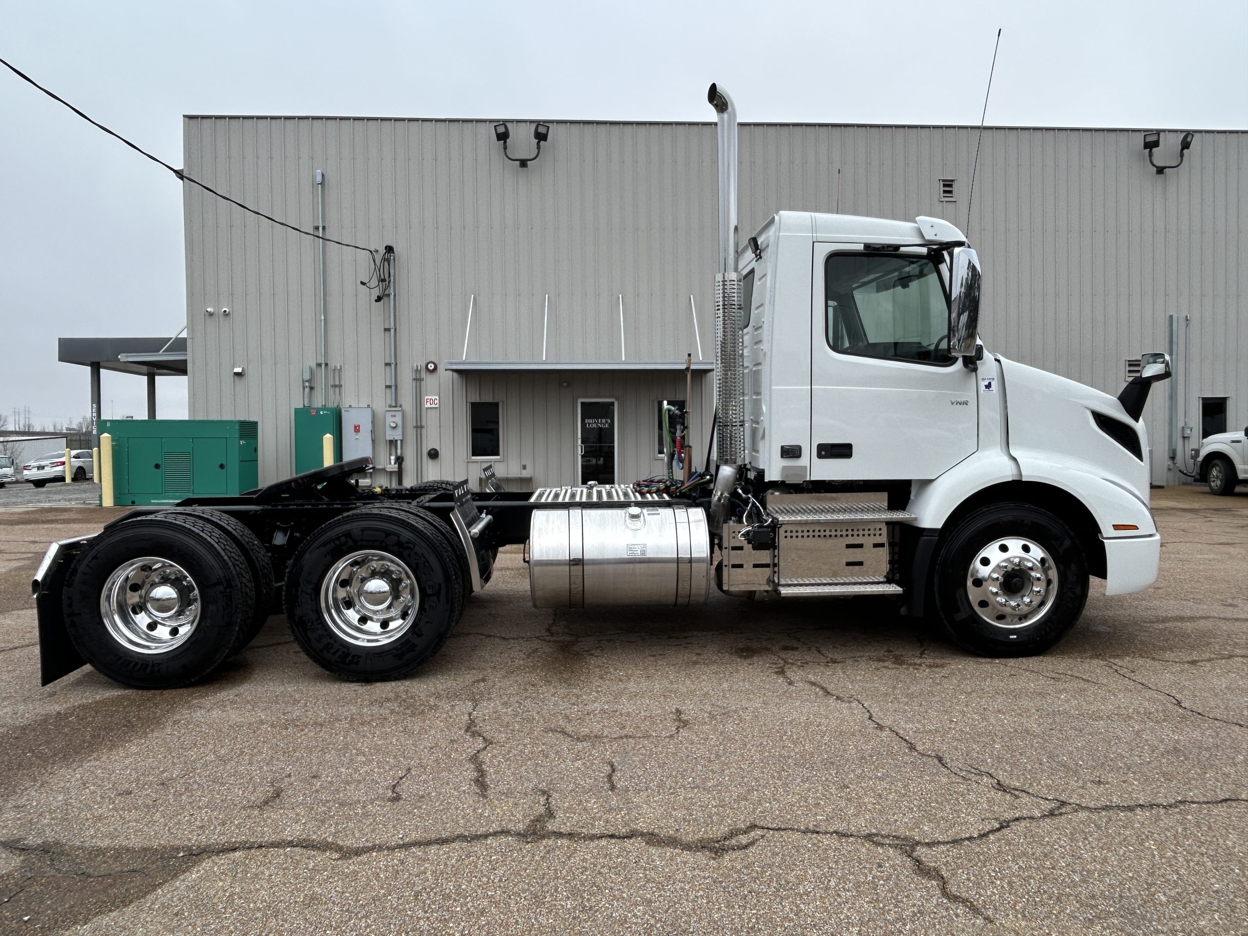 2026 Volvo VNR 300 Day Cabs - Fleet of 5 Available - image 4 of 6