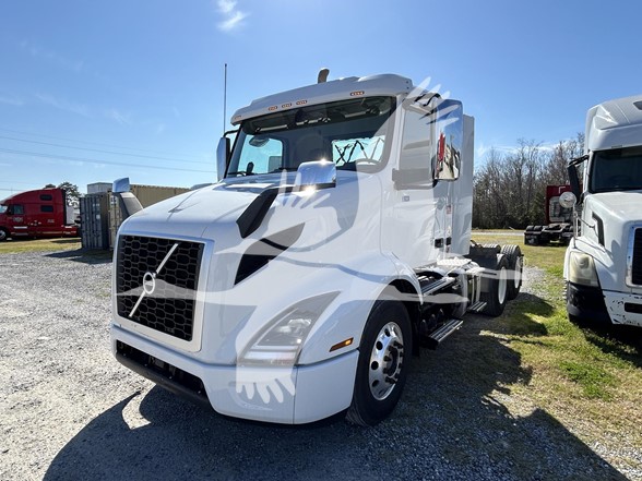 2021 VOLVO VNR64T300 - image 1 of 6