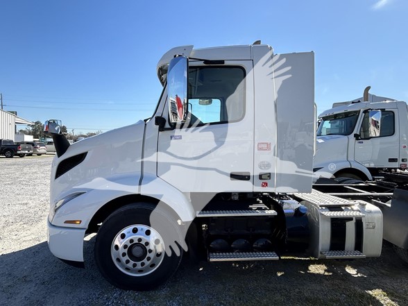 2021 VOLVO VNR64T300 - image 2 of 6