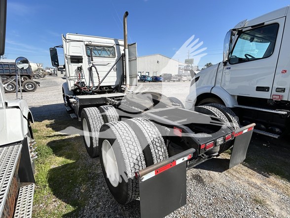 2021 VOLVO VNR64T300 - image 3 of 6