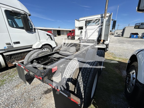 2021 VOLVO VNR64T300 - image 5 of 6