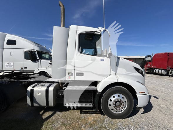 2021 VOLVO VNR64T300 - image 6 of 6