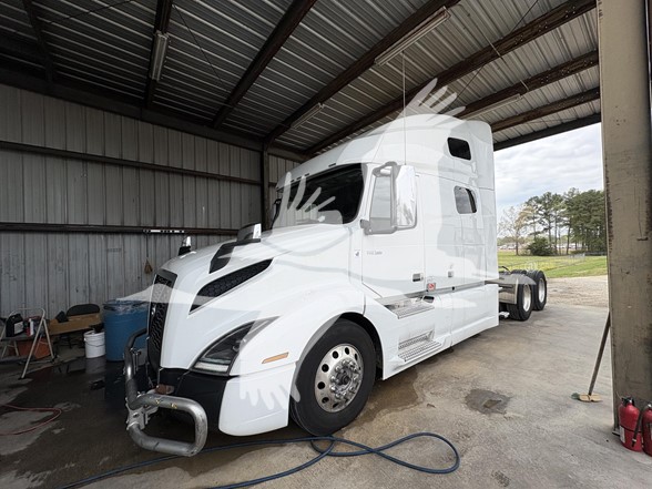 2021 VOLVO VNL64T760 - image 1 of 6