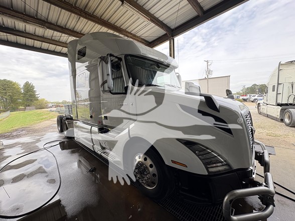 2021 VOLVO VNL64T760 - image 2 of 6