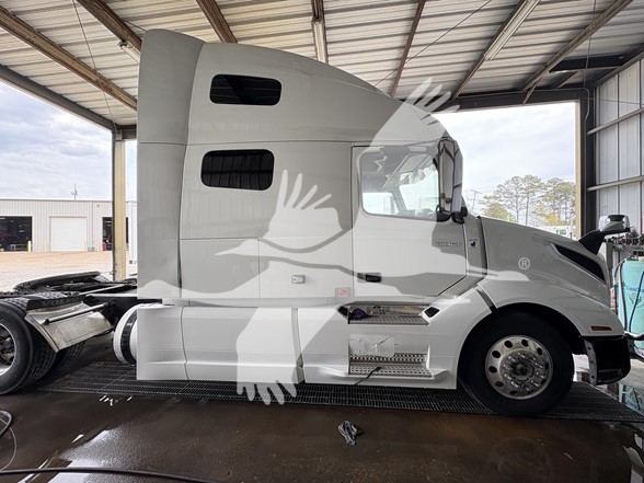 2021 VOLVO VNL64T760 - image 3 of 6