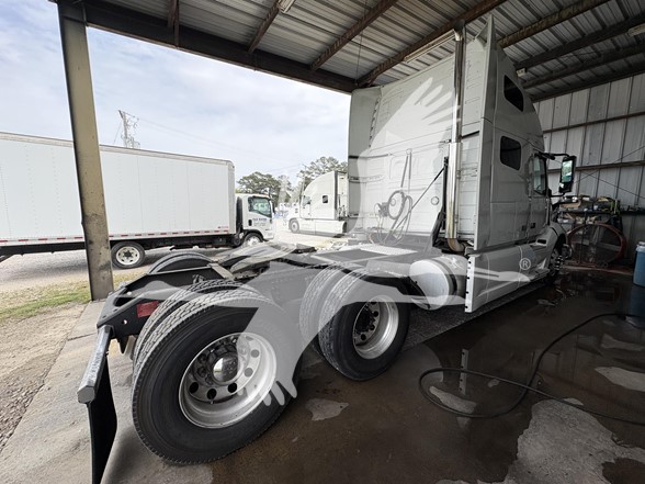 2021 VOLVO VNL64T760 - image 4 of 6