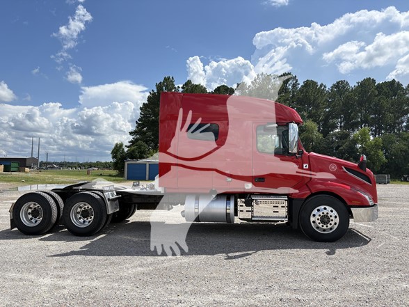 2021 VOLVO VNL64T740 - image 4 of 6