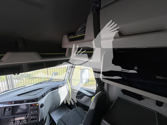2025 VOLVO VNL64T860 - image 3 of 6