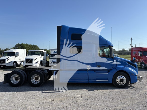 2023 VOLVO VNL64T860 - image 4 of 6