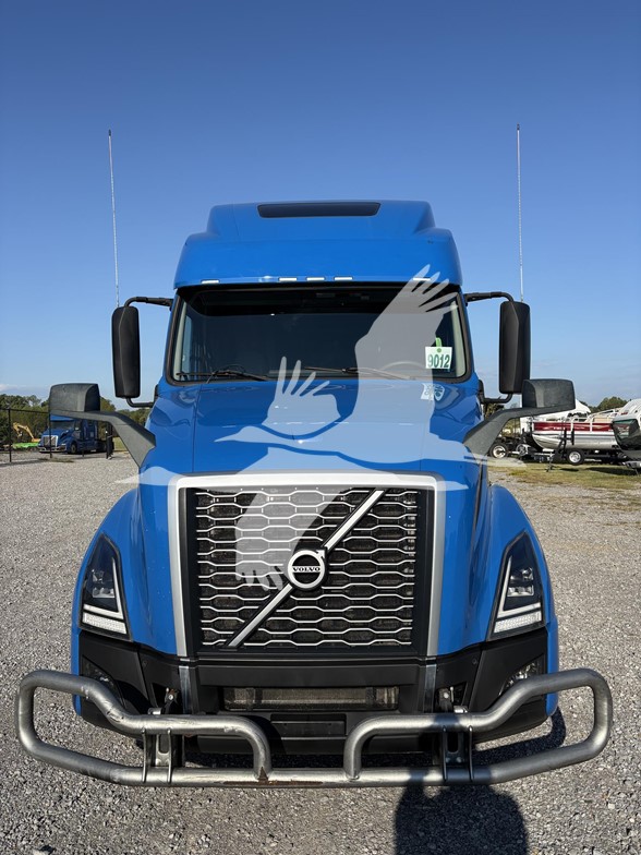 2023 VOLVO VNL64T860 - image 2 of 6