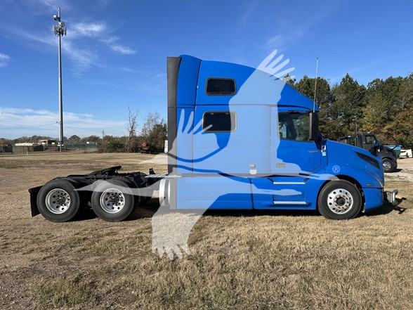 2023 VOLVO VNL64T860 2023 VOLVO VNL64T860 - image 3 of 6