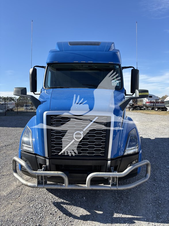 2023 VOLVO VNL64T860 2023 VOLVO VNL64T860 - image 2 of 6