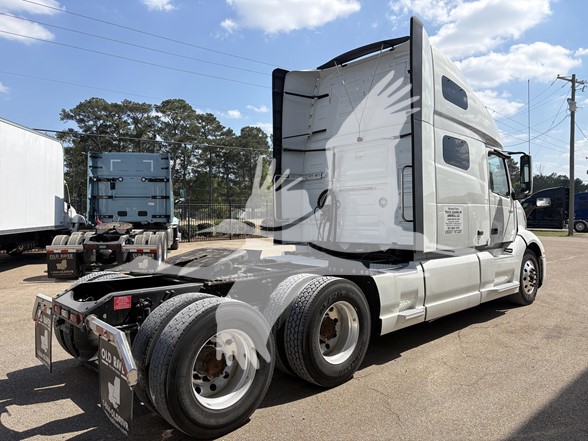 2023 VOLVO VNL64T760 2023 VOLVO VNL64T760 - image 5 of 6