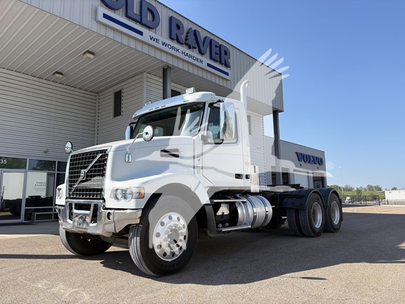 2018 VOLVO VHD64FT300 2018 VOLVO VHD64FT300 - image 1 of 6