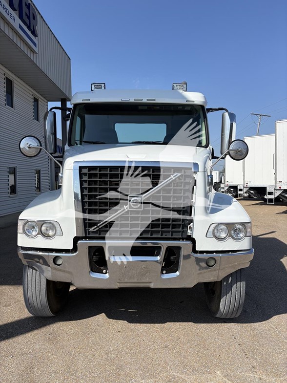 2018 VOLVO VHD64FT300 2018 VOLVO VHD64FT300 - image 2 of 6