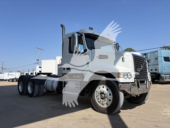 2018 VOLVO VHD64FT300 2018 VOLVO VHD64FT300 - image 3 of 6