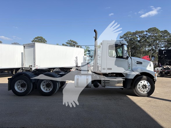 2018 VOLVO VHD64FT300 2018 VOLVO VHD64FT300 - image 4 of 6