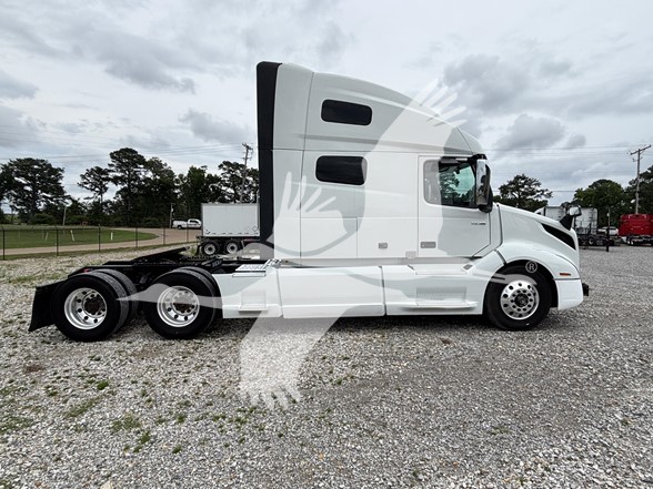 2020 VOLVO VNL64T760 2020 VOLVO VNL64T760 - image 3 of 6