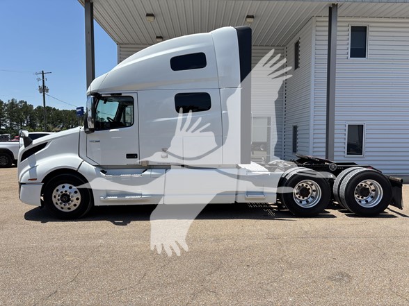2020 VOLVO VNL64T760 2020 VOLVO VNL64T760 - image 4 of 6