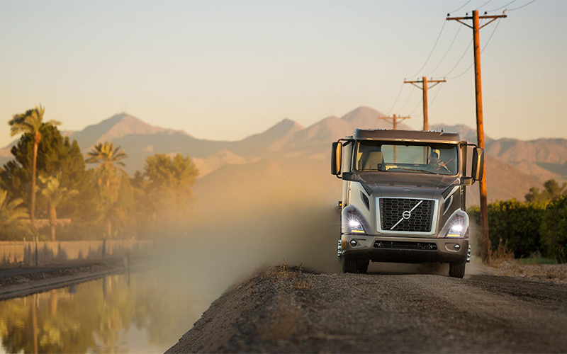 Volvo Trucks VNR 660 Volvo Trucks VNR 660 - image 2 of 4